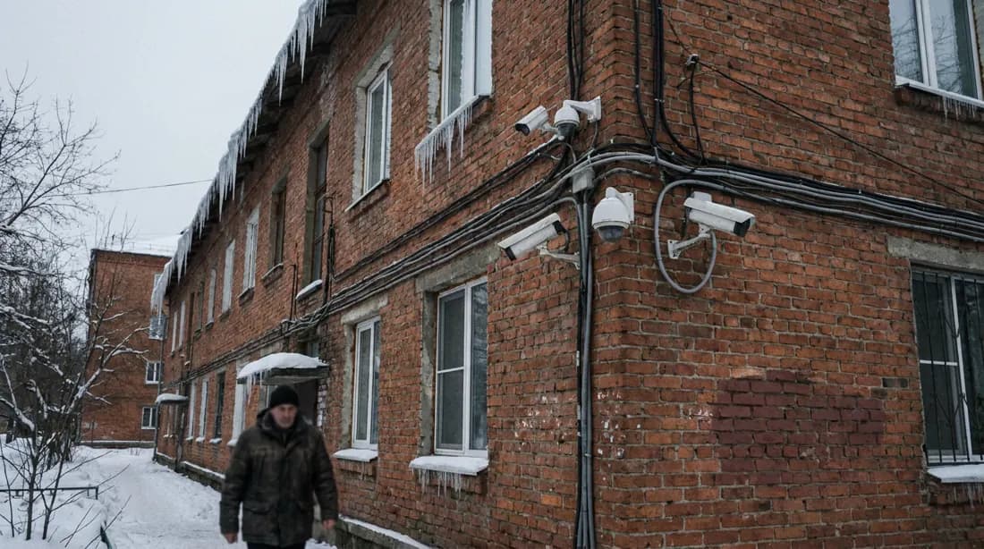 Старые камеры видеонаблюдения на кирпичной стене зимой