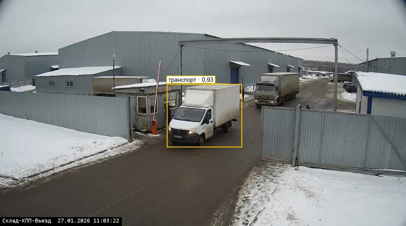 КПП логистического склада: грузовик въезжает через ворота